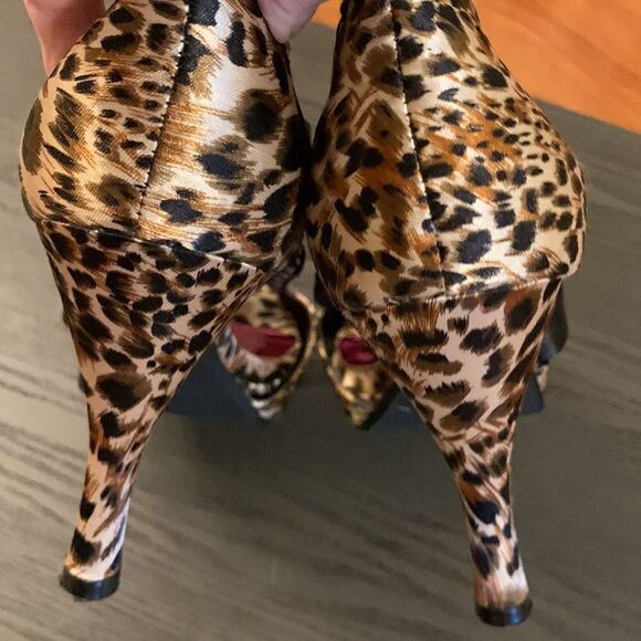 BKE Size 7 platform open toe strappy heels. Animal print - Picture 5 of 12